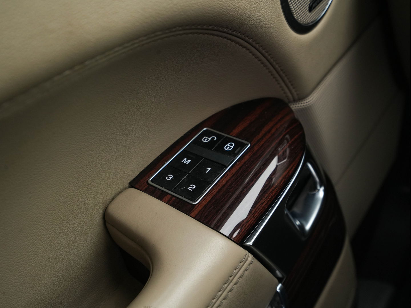 Land Rover Range Rover 4.4 SDV8 Vogue AWD Aut. *PANO | DIGI-COCKPIT | MERIDIAN-AUDIO | SURROUND-VIEW | MEMORY-PACK |  KEYLESS | OXFORD-FULL-LEATHER | BI-XENON | NAVI-FULLMAP | ECC | PDC | CRUISE | COMFORT-SEATS | 21"ALU*