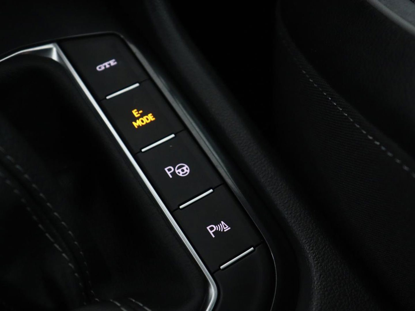 Volkswagen Tiguan 1.4 TSI eHybrid R Line | Matrix LED | Camera | Carplay | Adaptive cruise | 19'' | Navigatie | Park Assist | Virtual Cockpit | Climate control | DAB | Getint glas