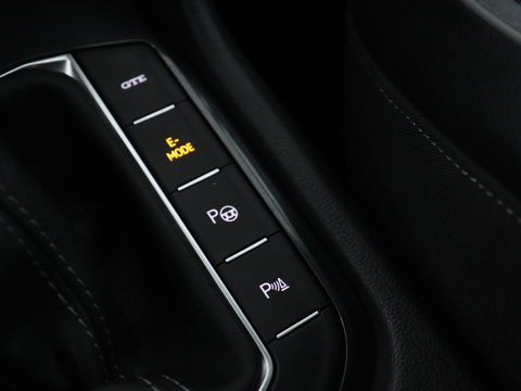 Volkswagen Tiguan 1.4 TSI eHybrid R Line | Matrix LED | Camera | Carplay | Adaptive cruise | 19'' | Navigatie | Park Assist | Virtual Cockpit | Climate control | DAB | Getint glas