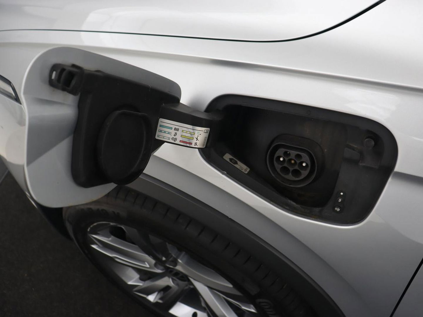 Volkswagen Tiguan 1.4 TSI eHybrid R Line | Matrix LED | Camera | Carplay | Adaptive cruise | 19'' | Navigatie | Park Assist | Virtual Cockpit | Climate control | DAB | Getint glas