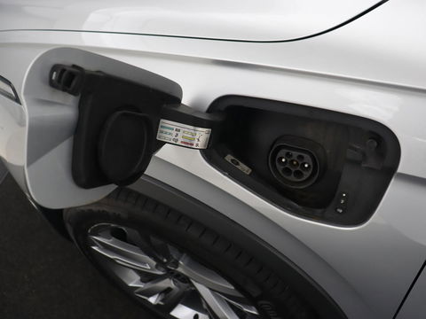 Volkswagen Tiguan 1.4 TSI eHybrid R Line | Matrix LED | Camera | Carplay | Adaptive cruise | 19'' | Navigatie | Park Assist | Virtual Cockpit | Climate control | DAB | Getint glas