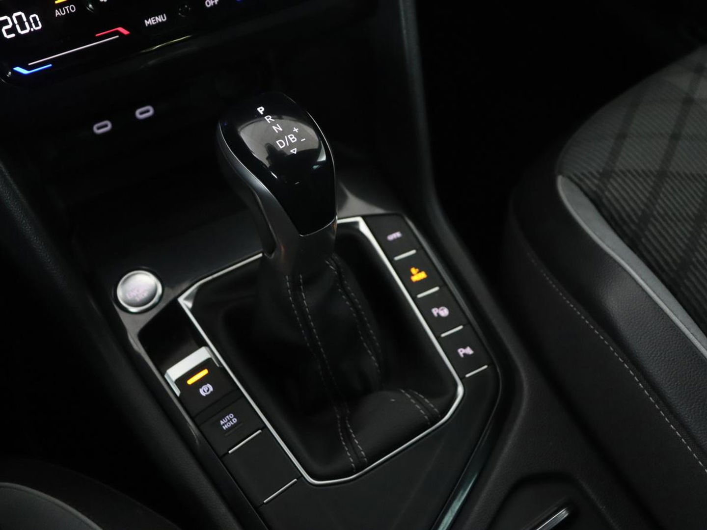 Volkswagen Tiguan 1.4 TSI eHybrid R Line | Matrix LED | Camera | Carplay | Adaptive cruise | 19'' | Navigatie | Park Assist | Virtual Cockpit | Climate control | DAB | Getint glas