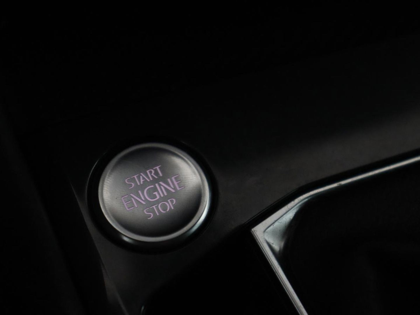 Volkswagen Tiguan 1.4 TSI eHybrid R Line | Matrix LED | Camera | Carplay | Adaptive cruise | 19'' | Navigatie | Park Assist | Virtual Cockpit | Climate control | DAB | Getint glas