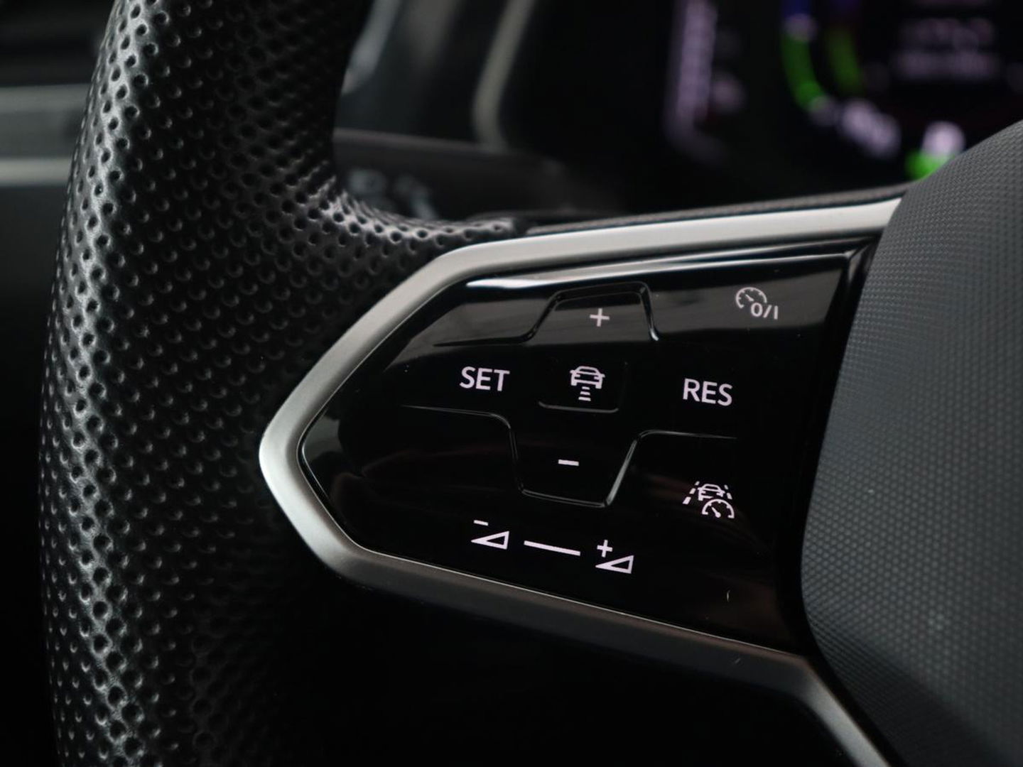 Volkswagen Tiguan 1.4 TSI eHybrid R Line | Matrix LED | Camera | Carplay | Adaptive cruise | 19'' | Navigatie | Park Assist | Virtual Cockpit | Climate control | DAB | Getint glas