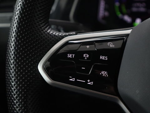 Volkswagen Tiguan 1.4 TSI eHybrid R Line | Matrix LED | Camera | Carplay | Adaptive cruise | 19'' | Navigatie | Park Assist | Virtual Cockpit | Climate control | DAB | Getint glas