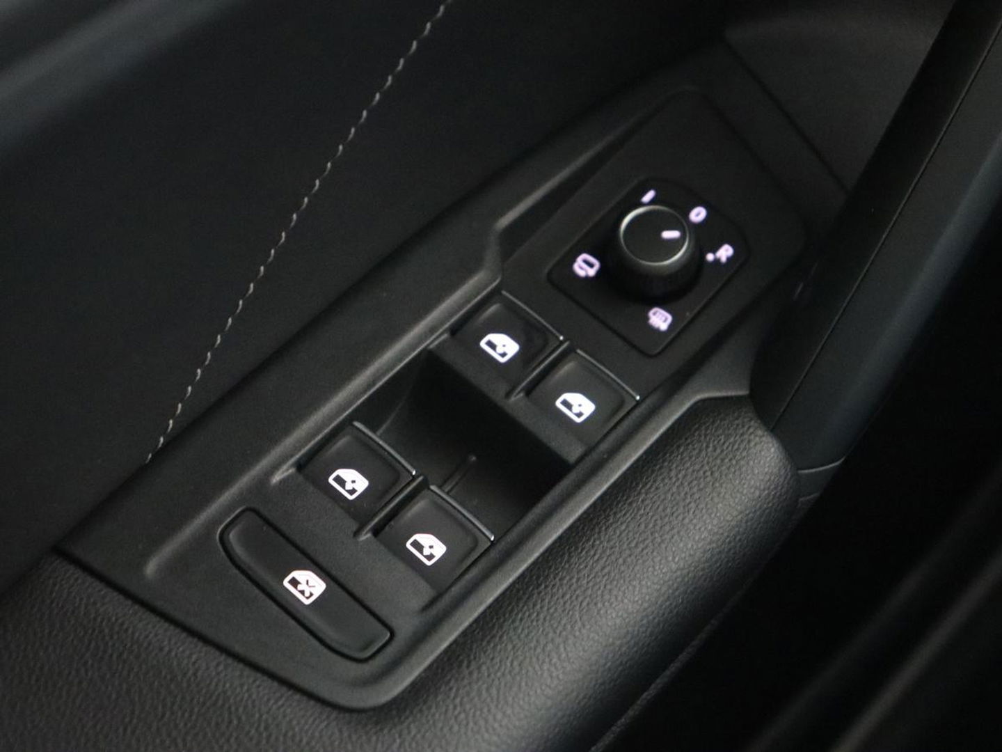 Volkswagen Tiguan 1.4 TSI eHybrid R Line | Matrix LED | Camera | Carplay | Adaptive cruise | 19'' | Navigatie | Park Assist | Virtual Cockpit | Climate control | DAB | Getint glas