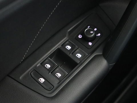 Volkswagen Tiguan 1.4 TSI eHybrid R Line | Matrix LED | Camera | Carplay | Adaptive cruise | 19'' | Navigatie | Park Assist | Virtual Cockpit | Climate control | DAB | Getint glas