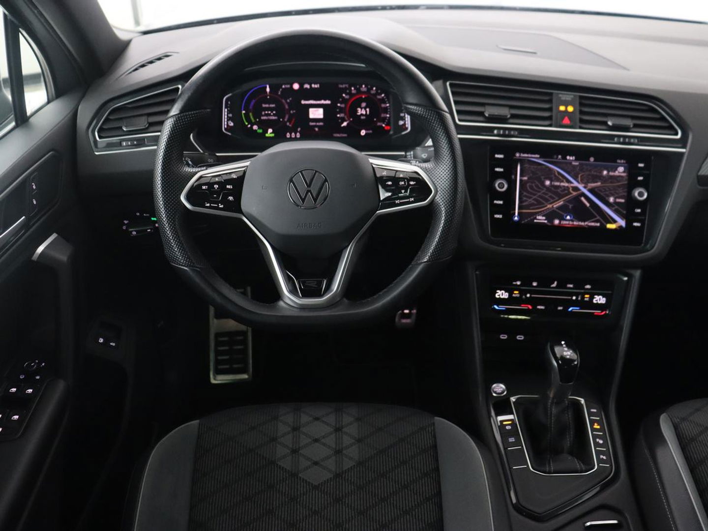 Volkswagen Tiguan 1.4 TSI eHybrid R Line | Matrix LED | Camera | Carplay | Adaptive cruise | 19'' | Navigatie | Park Assist | Virtual Cockpit | Climate control | DAB | Getint glas