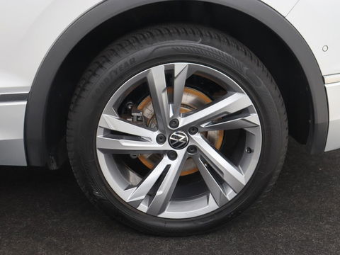 Volkswagen Tiguan 1.4 TSI eHybrid R Line | Matrix LED | Camera | Carplay | Adaptive cruise | 19'' | Navigatie | Park Assist | Virtual Cockpit | Climate control | DAB | Getint glas