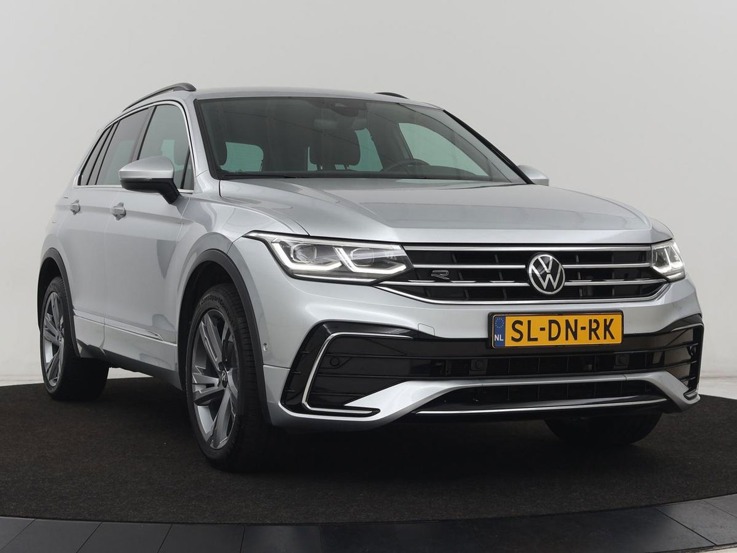 Volkswagen Tiguan 1.4 TSI eHybrid R Line | Matrix LED | Camera | Carplay | Adaptive cruise | 19'' | Navigatie | Park Assist | Virtual Cockpit | Climate control | DAB | Getint glas