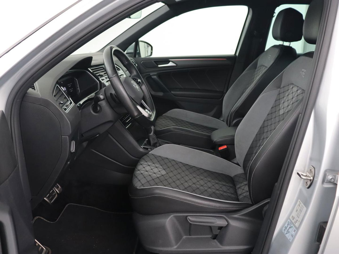 Volkswagen Tiguan 1.4 TSI eHybrid R Line | Matrix LED | Camera | Carplay | Adaptive cruise | 19'' | Navigatie | Park Assist | Virtual Cockpit | Climate control | DAB | Getint glas