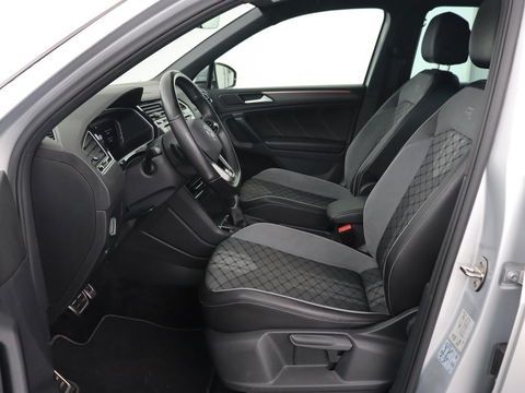 Volkswagen Tiguan 1.4 TSI eHybrid R Line | Matrix LED | Camera | Carplay | Adaptive cruise | 19'' | Navigatie | Park Assist | Virtual Cockpit | Climate control | DAB | Getint glas