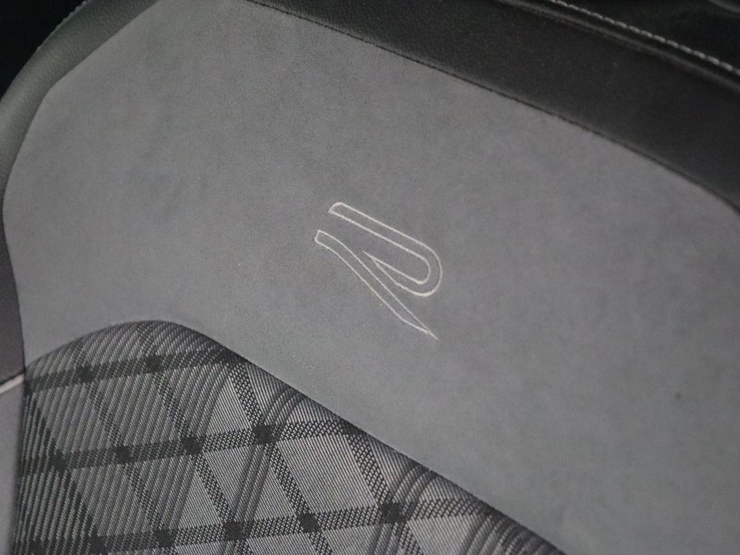 Volkswagen Tiguan 1.4 TSI eHybrid R Line | Matrix LED | Camera | Carplay | Adaptive cruise | 19'' | Navigatie | Park Assist | Virtual Cockpit | Climate control | DAB | Getint glas