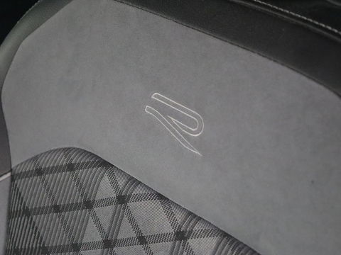 Volkswagen Tiguan 1.4 TSI eHybrid R Line | Matrix LED | Camera | Carplay | Adaptive cruise | 19'' | Navigatie | Park Assist | Virtual Cockpit | Climate control | DAB | Getint glas