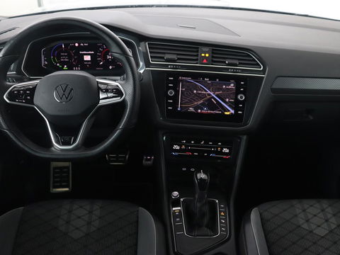 Volkswagen Tiguan 1.4 TSI eHybrid R Line | Matrix LED | Camera | Carplay | Adaptive cruise | 19'' | Navigatie | Park Assist | Virtual Cockpit | Climate control | DAB | Getint glas