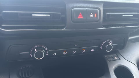 Peugeot Partner 1.2 Airco 3 Persoons Dealer onderhouden