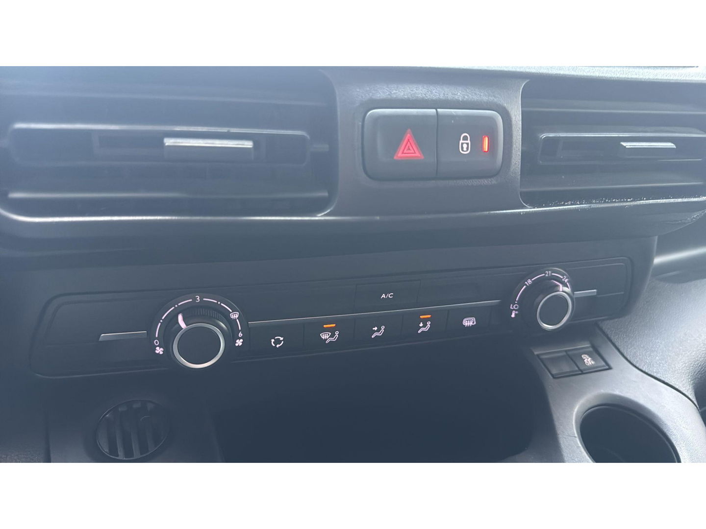 Peugeot Partner 1.2 Airco 3 Persoons Dealer onderhouden