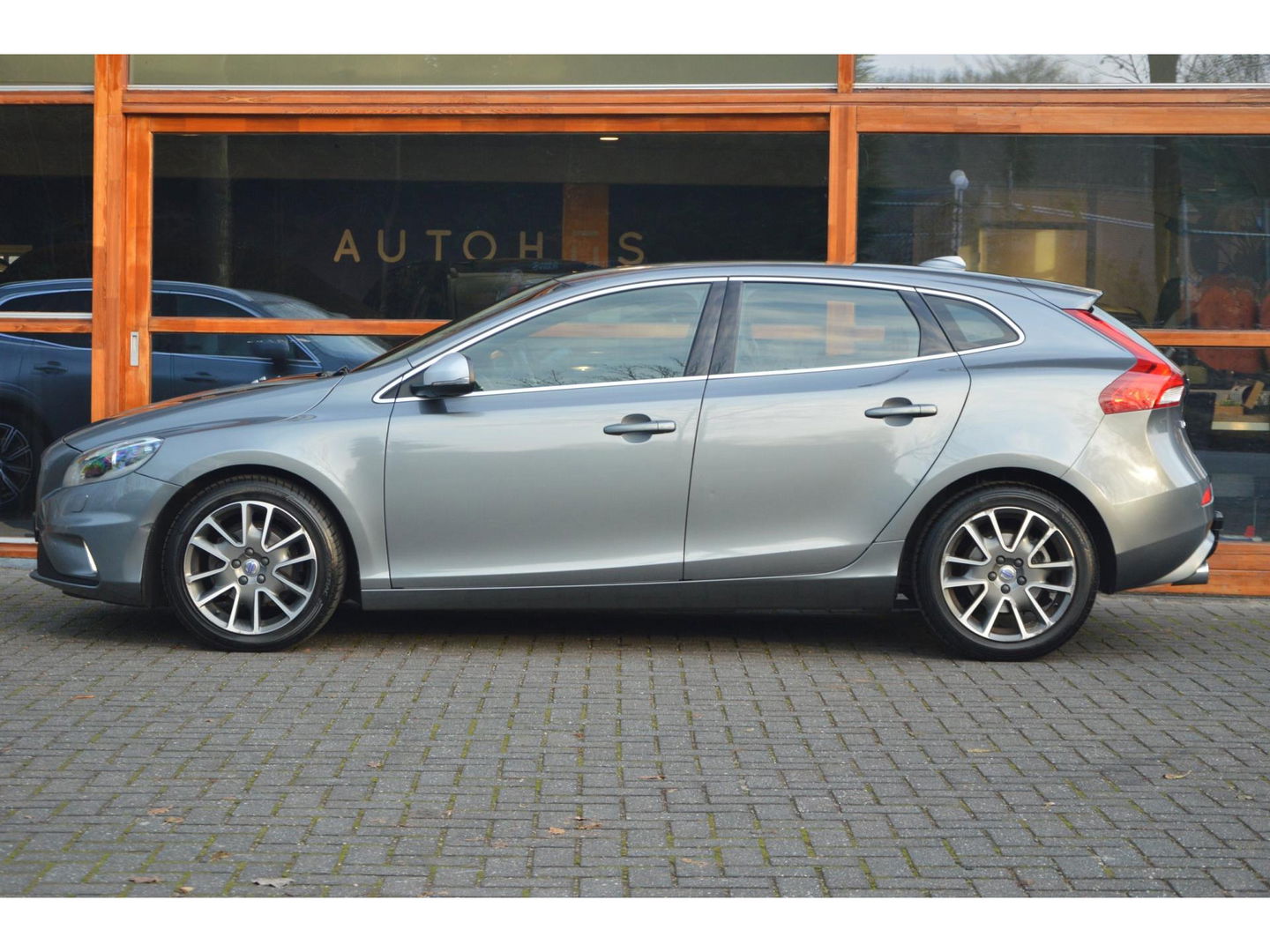 Volvo V40 2.0 D2 R-Design | Stoelverwarming | Parkeersensoren | Cruise Control | Bluetooth |