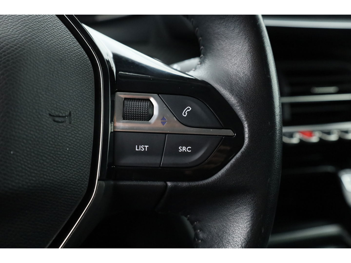 Peugeot e-2008 EV Allure Pack 50 kWh | Apple CarPlay & Android Auto | Clima | All Seasons | Cruise