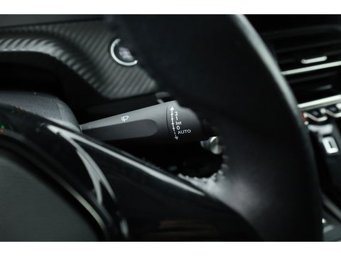 Peugeot e-2008 EV Allure Pack 50 kWh | Apple CarPlay & Android Auto | Clima | All Seasons | Cruise