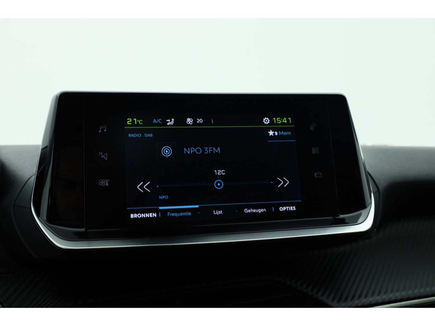 Peugeot e-2008 EV Allure Pack 50 kWh | Apple CarPlay & Android Auto | Clima | All Seasons | Cruise