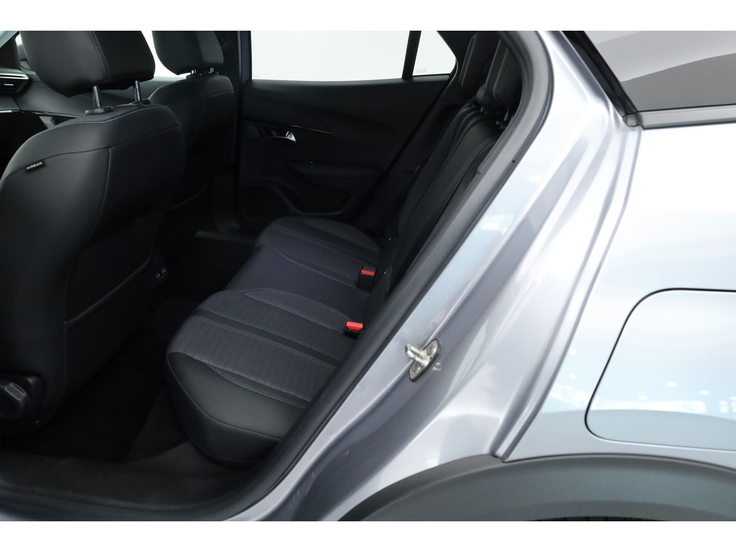 Peugeot e-2008 EV Allure Pack 50 kWh | Apple CarPlay & Android Auto | Clima | All Seasons | Cruise