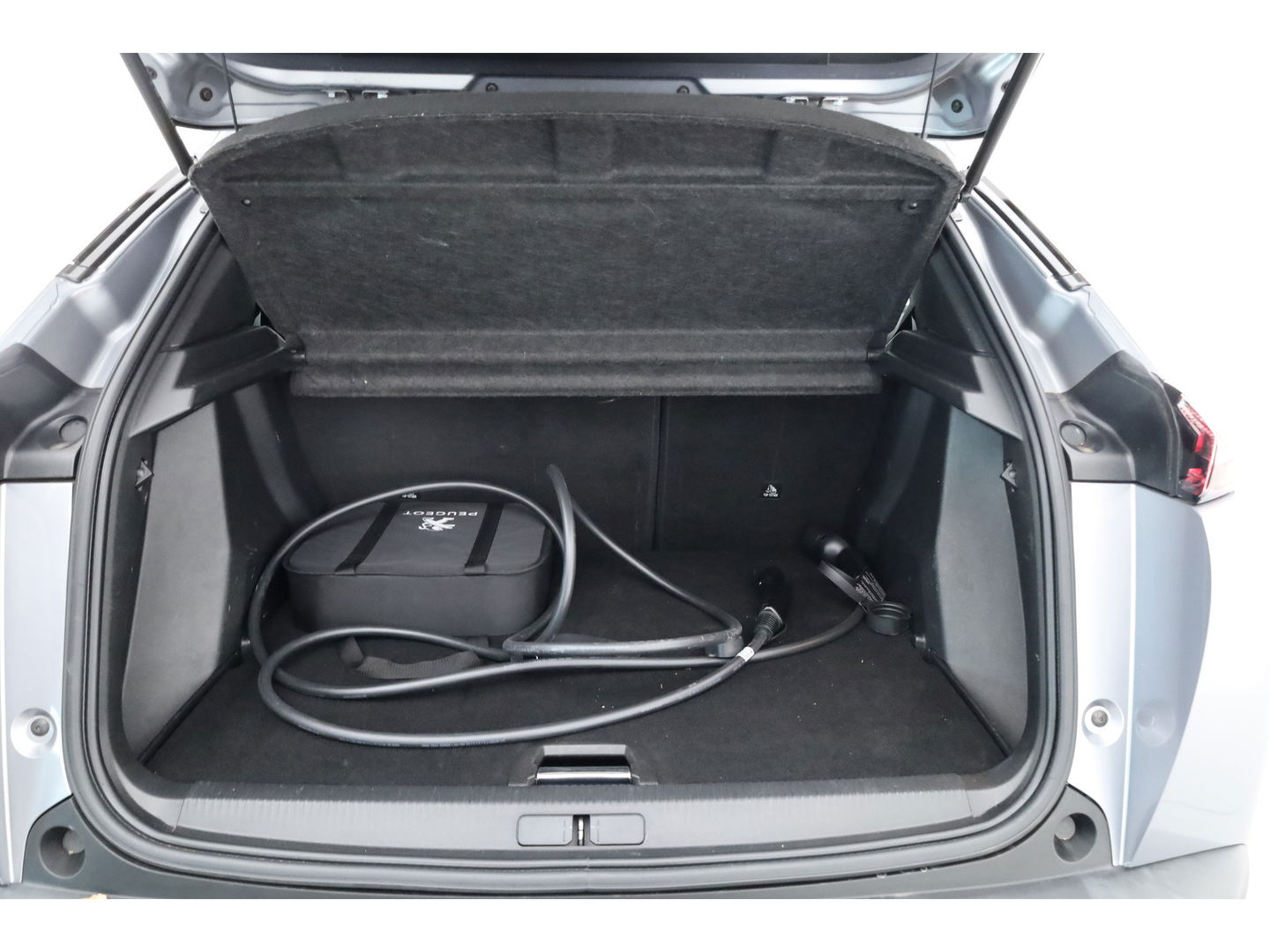 Peugeot e-2008 EV Allure Pack 50 kWh | Apple CarPlay & Android Auto | Clima | All Seasons | Cruise