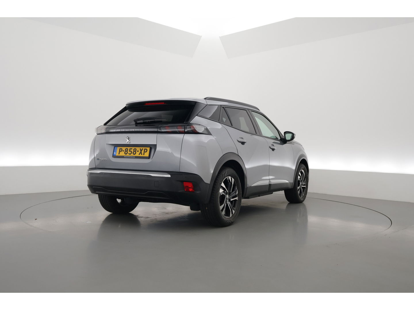 Peugeot e-2008 EV Allure Pack 50 kWh | Apple CarPlay & Android Auto | Clima | All Seasons | Cruise