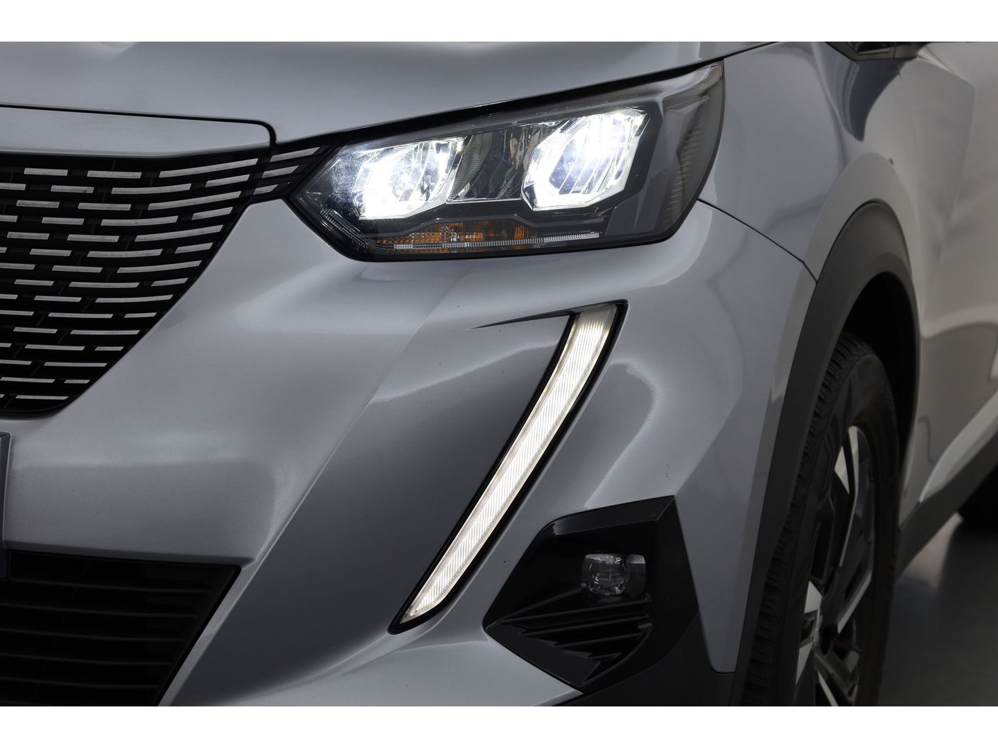 Peugeot e-2008 EV Allure Pack 50 kWh | Apple CarPlay & Android Auto | Clima | All Seasons | Cruise