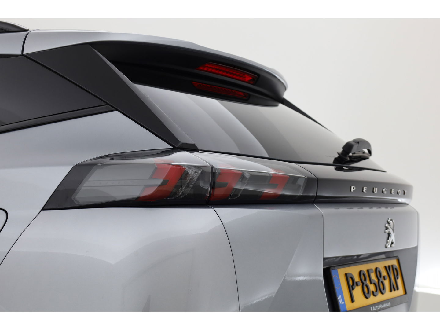 Peugeot e-2008 EV Allure Pack 50 kWh | Apple CarPlay & Android Auto | Clima | All Seasons | Cruise