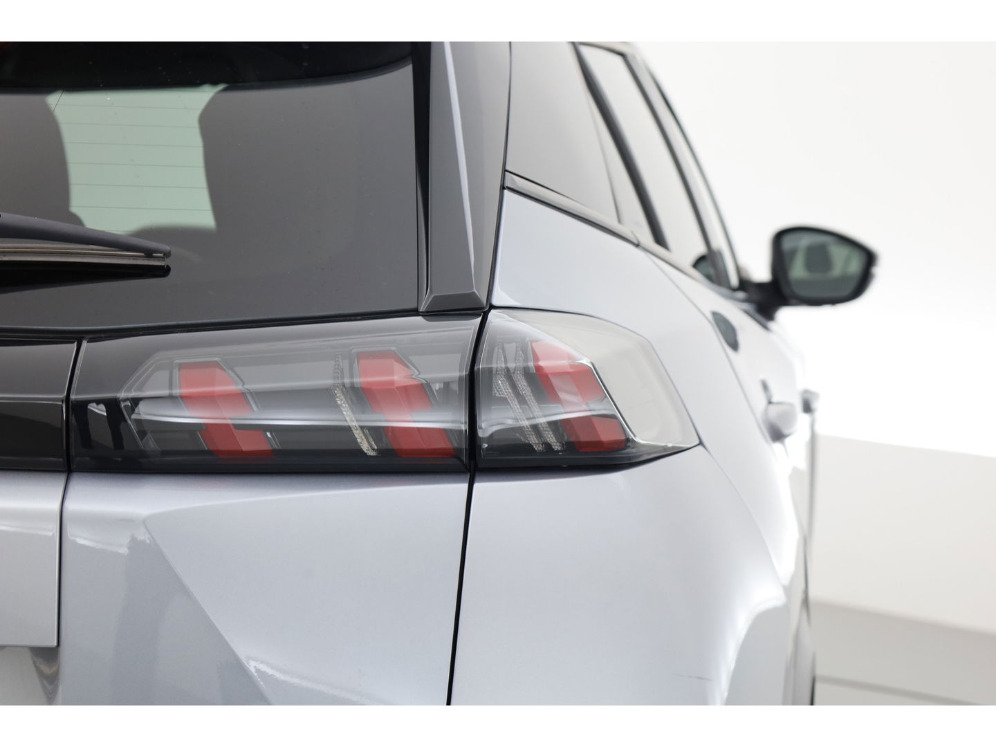 Peugeot e-2008 EV Allure Pack 50 kWh | Apple CarPlay & Android Auto | Clima | All Seasons | Cruise