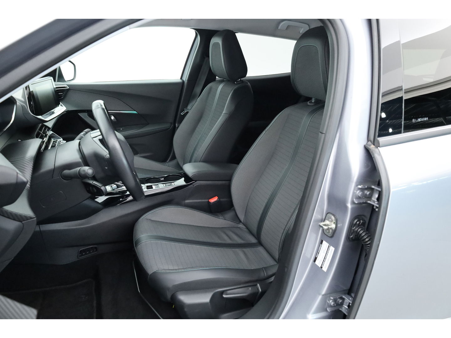 Peugeot e-2008 EV Allure Pack 50 kWh | Apple CarPlay & Android Auto | Clima | All Seasons | Cruise