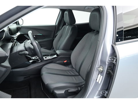 Peugeot e-2008 EV Allure Pack 50 kWh | Apple CarPlay & Android Auto | Clima | All Seasons | Cruise