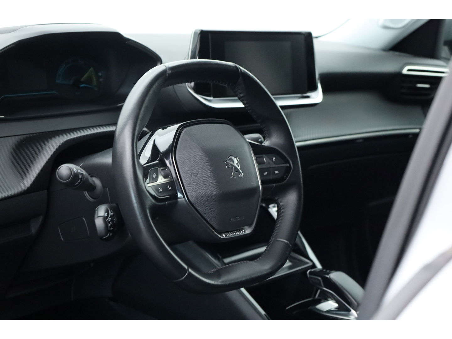 Peugeot e-2008 EV Allure Pack 50 kWh | Apple CarPlay & Android Auto | Clima | All Seasons | Cruise