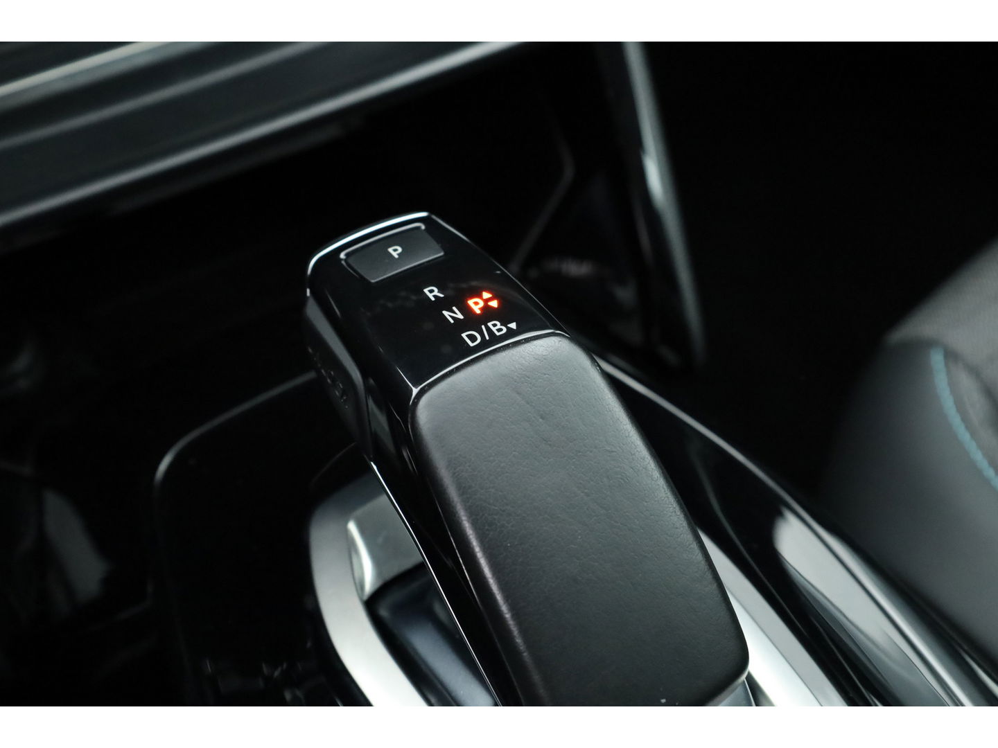 Peugeot e-2008 EV Allure Pack 50 kWh | Apple CarPlay & Android Auto | Clima | All Seasons | Cruise