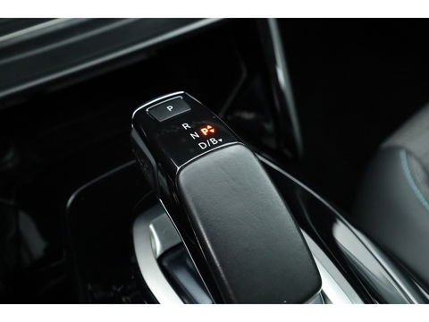 Peugeot e-2008 EV Allure Pack 50 kWh | Apple CarPlay & Android Auto | Clima | All Seasons | Cruise