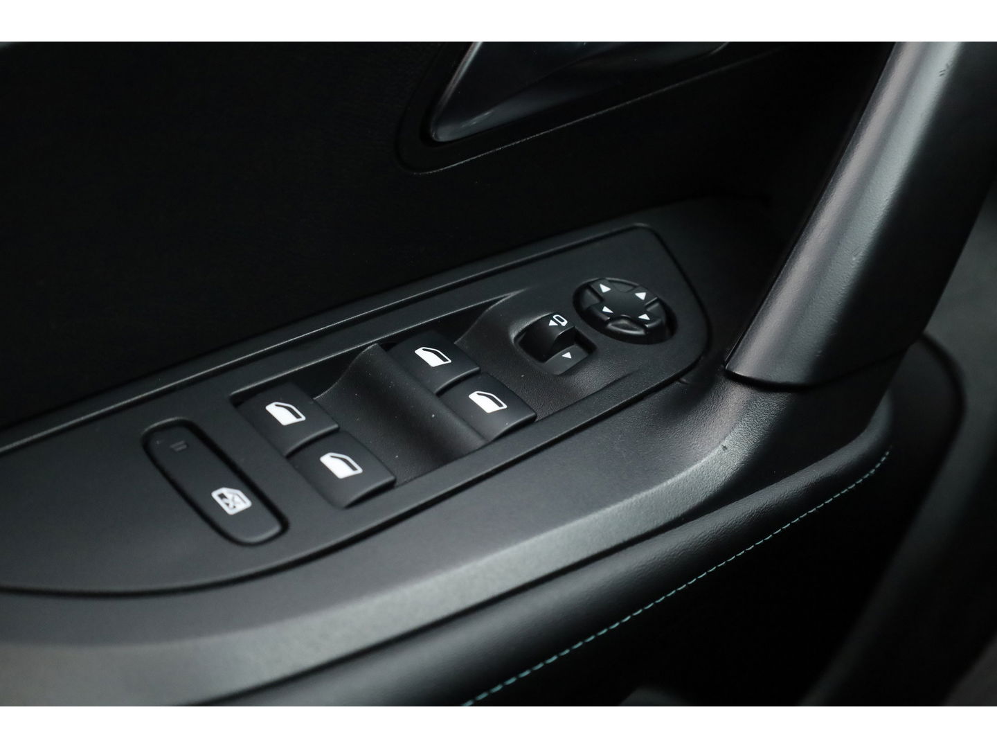 Peugeot e-2008 EV Allure Pack 50 kWh | Apple CarPlay & Android Auto | Clima | All Seasons | Cruise