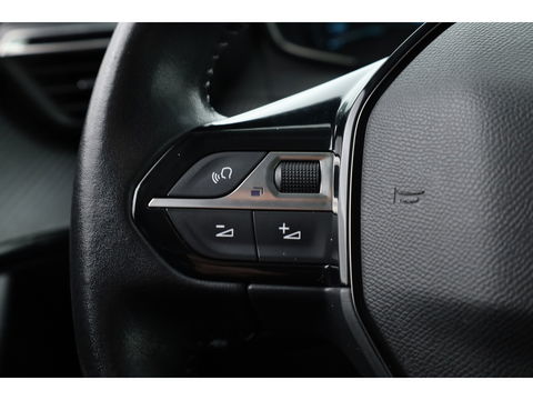 Peugeot e-2008 EV Allure Pack 50 kWh | Apple CarPlay & Android Auto | Clima | All Seasons | Cruise