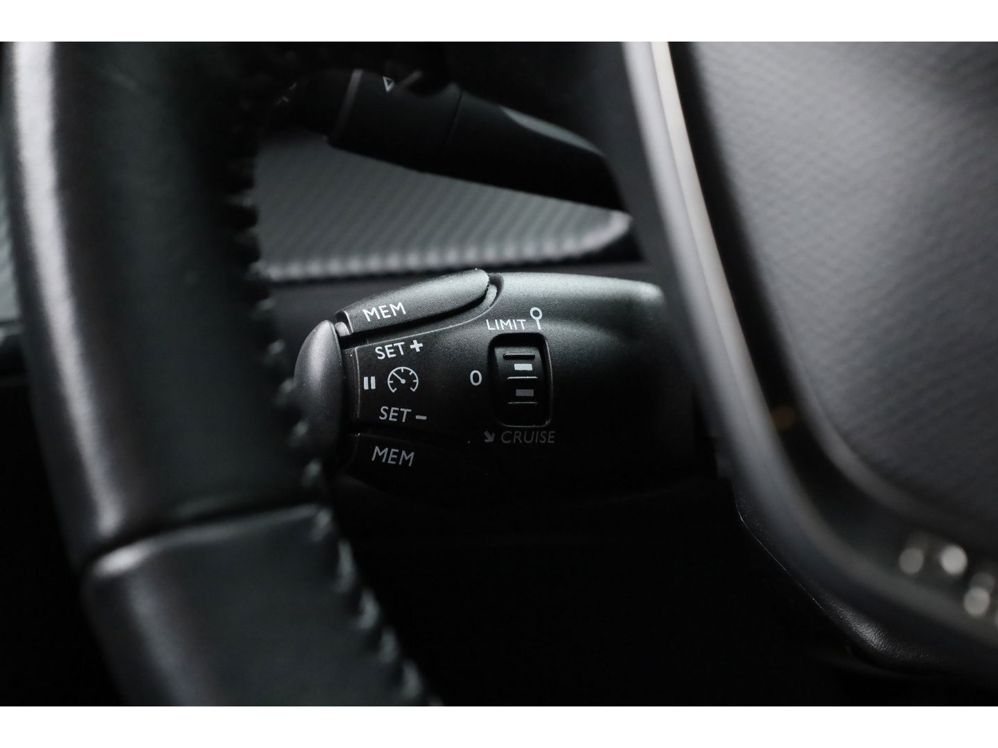 Peugeot e-2008 EV Allure Pack 50 kWh | Apple CarPlay & Android Auto | Clima | All Seasons | Cruise