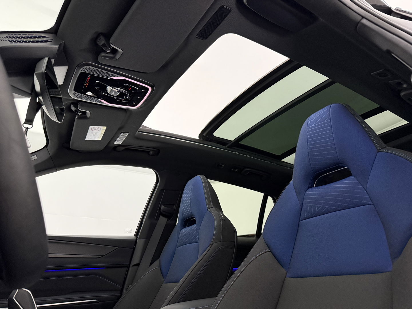 Lynk Co 01 1.5 Black Pack | SOH 95% | Adap. Cruise | Pano | Memory | Sfeerverl. | 360° | Virtual | Carplay