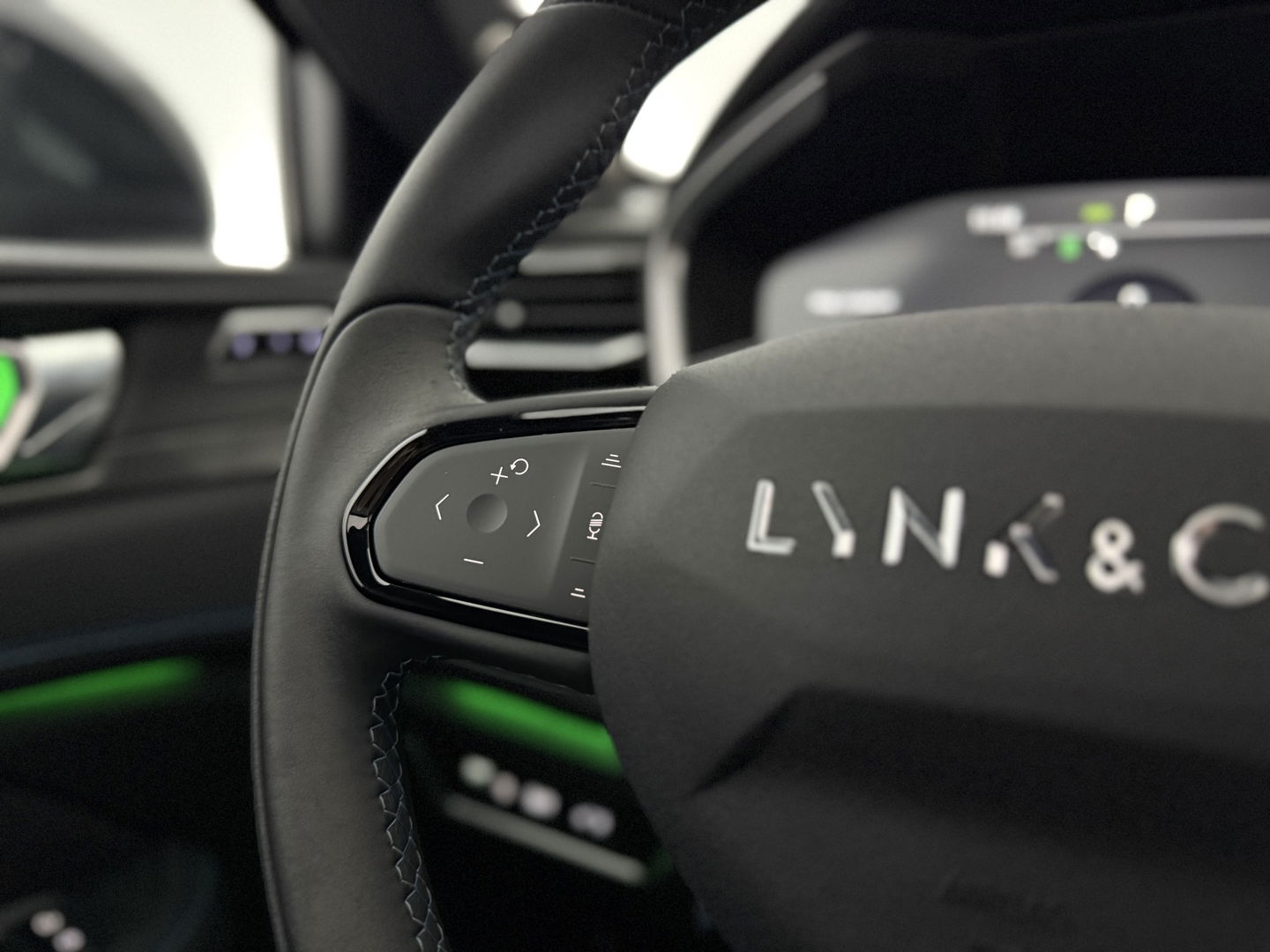 Lynk Co 01 1.5 Black Pack | SOH 95% | Adap. Cruise | Pano | Memory | Sfeerverl. | 360° | Virtual | Carplay