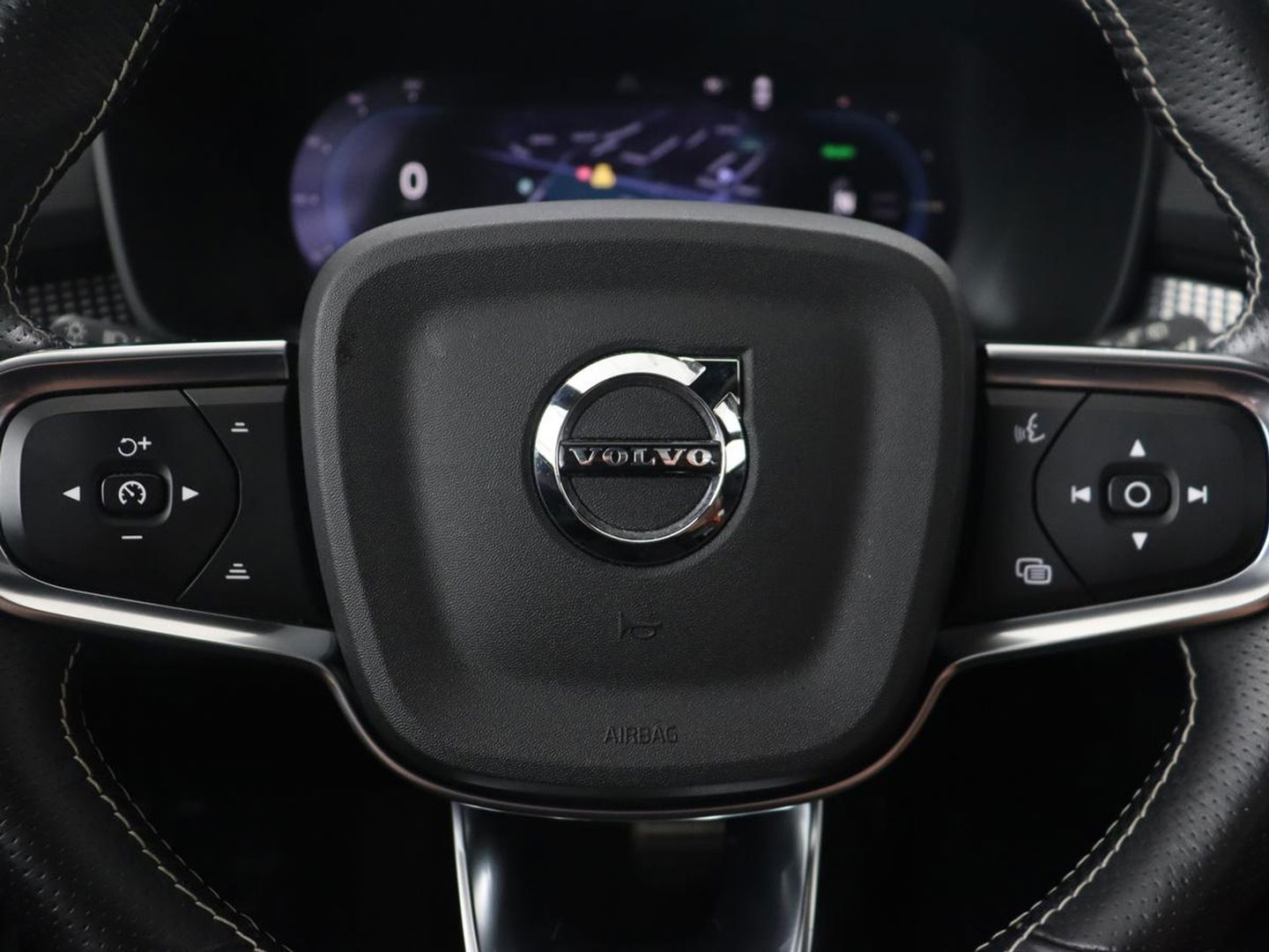 Volvo XC40 Recharge P8 AWD R Design | Panoramadak | Leder | 360 Camera | Stoelverwarming | Harman/Kardon | Memory | Carplay | Adaptive cruise | Keyless | Navigatie | Full LED