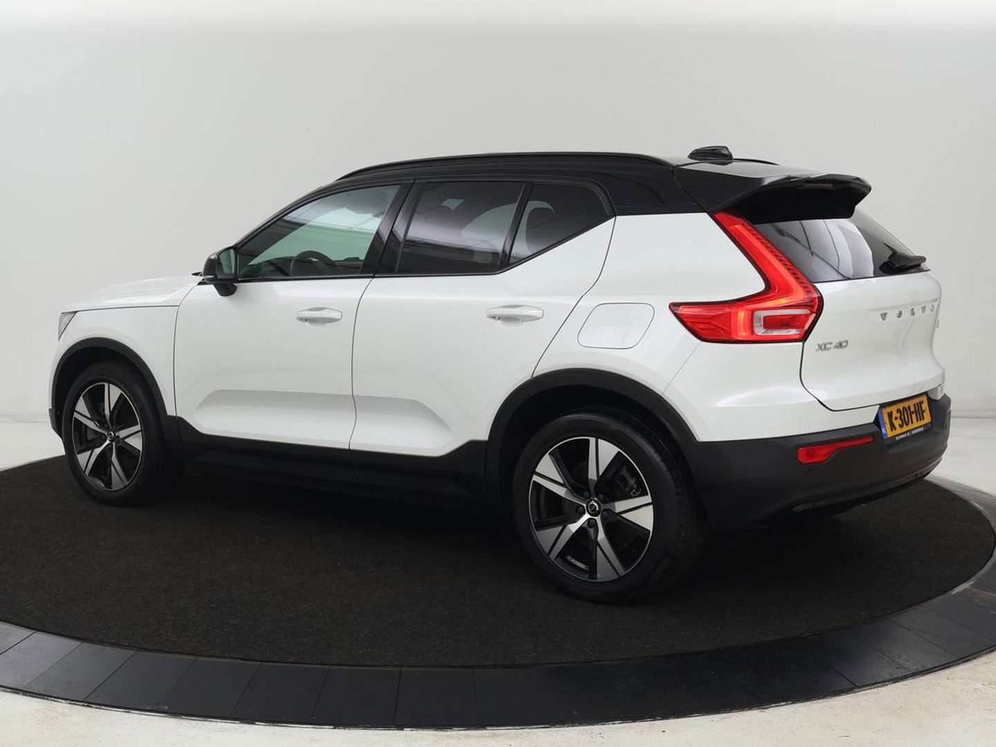 Volvo XC40 Recharge P8 AWD R Design | Panoramadak | Leder | 360 Camera | Stoelverwarming | Harman/Kardon | Memory | Carplay | Adaptive cruise | Keyless | Navigatie | Full LED