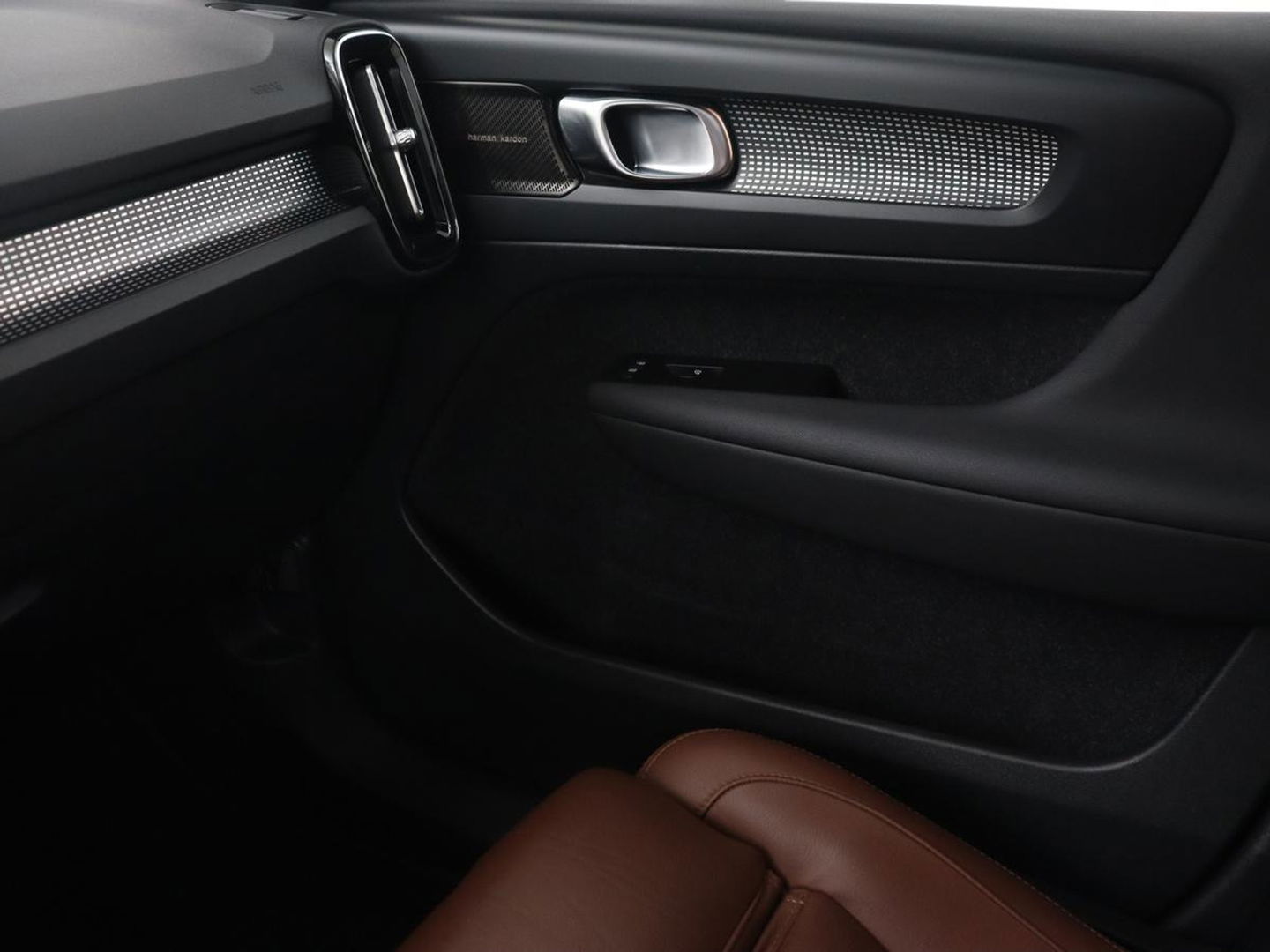 Volvo XC40 Recharge P8 AWD R Design | Panoramadak | Leder | 360 Camera | Stoelverwarming | Harman/Kardon | Memory | Carplay | Adaptive cruise | Keyless | Navigatie | Full LED