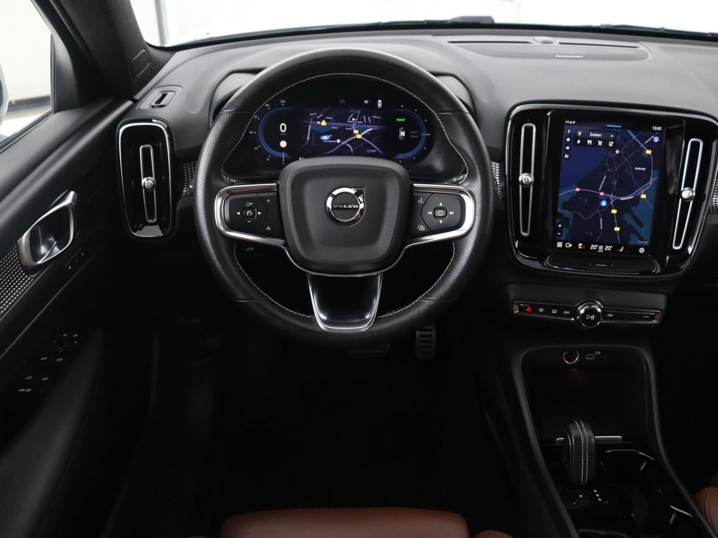 Volvo XC40 Recharge P8 AWD R Design | Panoramadak | Leder | 360 Camera | Stoelverwarming | Harman/Kardon | Memory | Carplay | Adaptive cruise | Keyless | Navigatie | Full LED