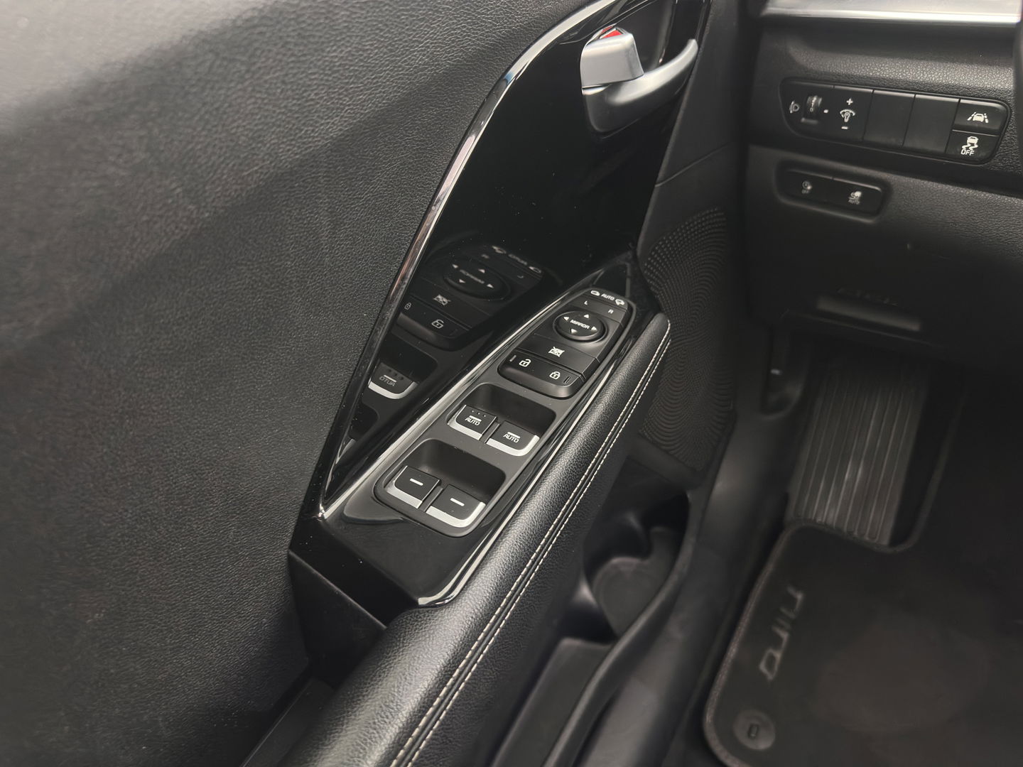 Kia e-Niro DynamicPlusLine 64 kWh (INCL-BTW) | 1/2 LEATHER | FULL-LED | SUNFOOF | NAVI-FULLMAP | KEYLESS | DIGI-COCKPIT | PRIVACY-GLASS | 17"ALU*