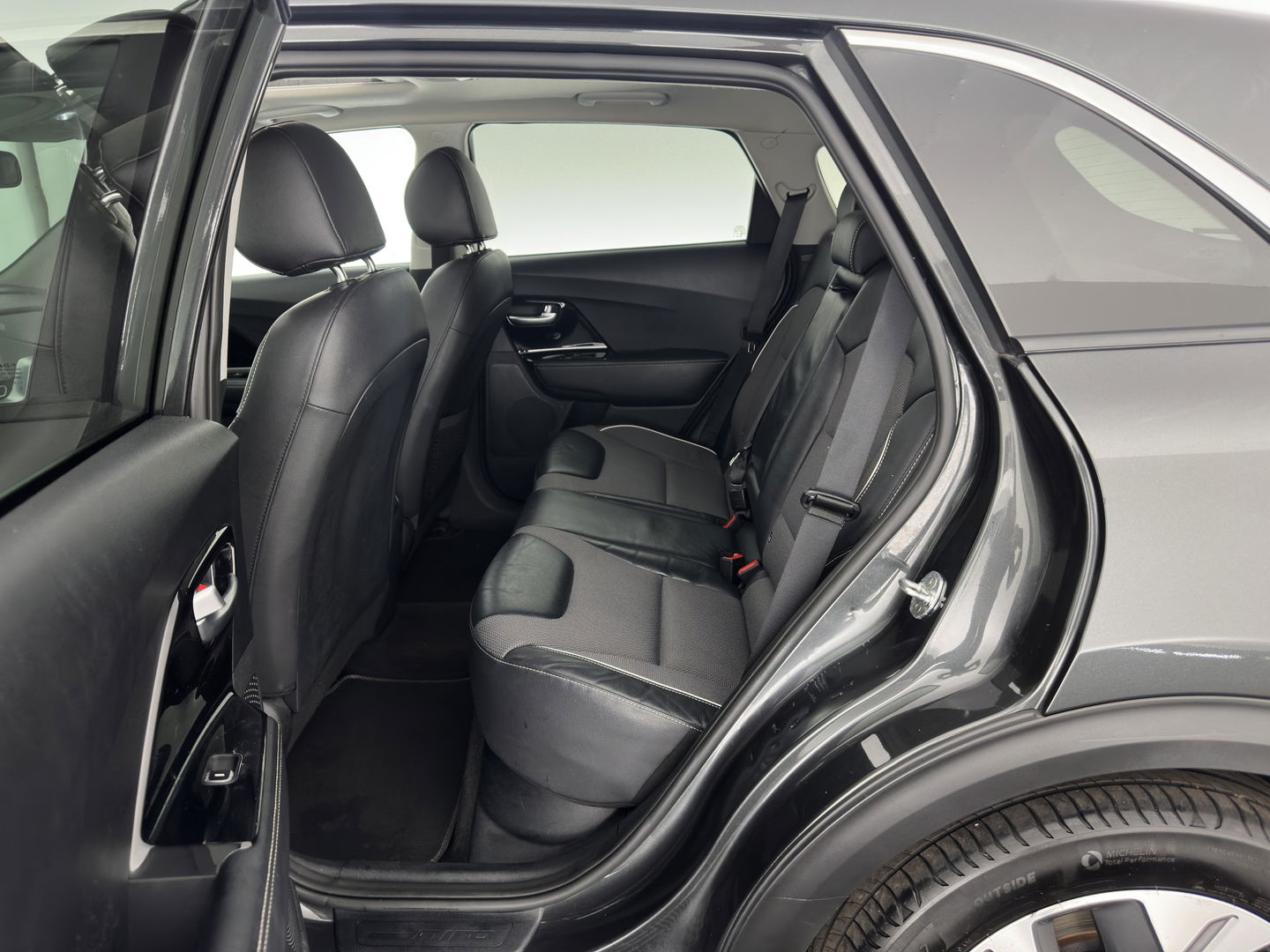 Kia e-Niro DynamicPlusLine 64 kWh (INCL-BTW) | 1/2 LEATHER | FULL-LED | SUNFOOF | NAVI-FULLMAP | KEYLESS | DIGI-COCKPIT | PRIVACY-GLASS | 17"ALU*