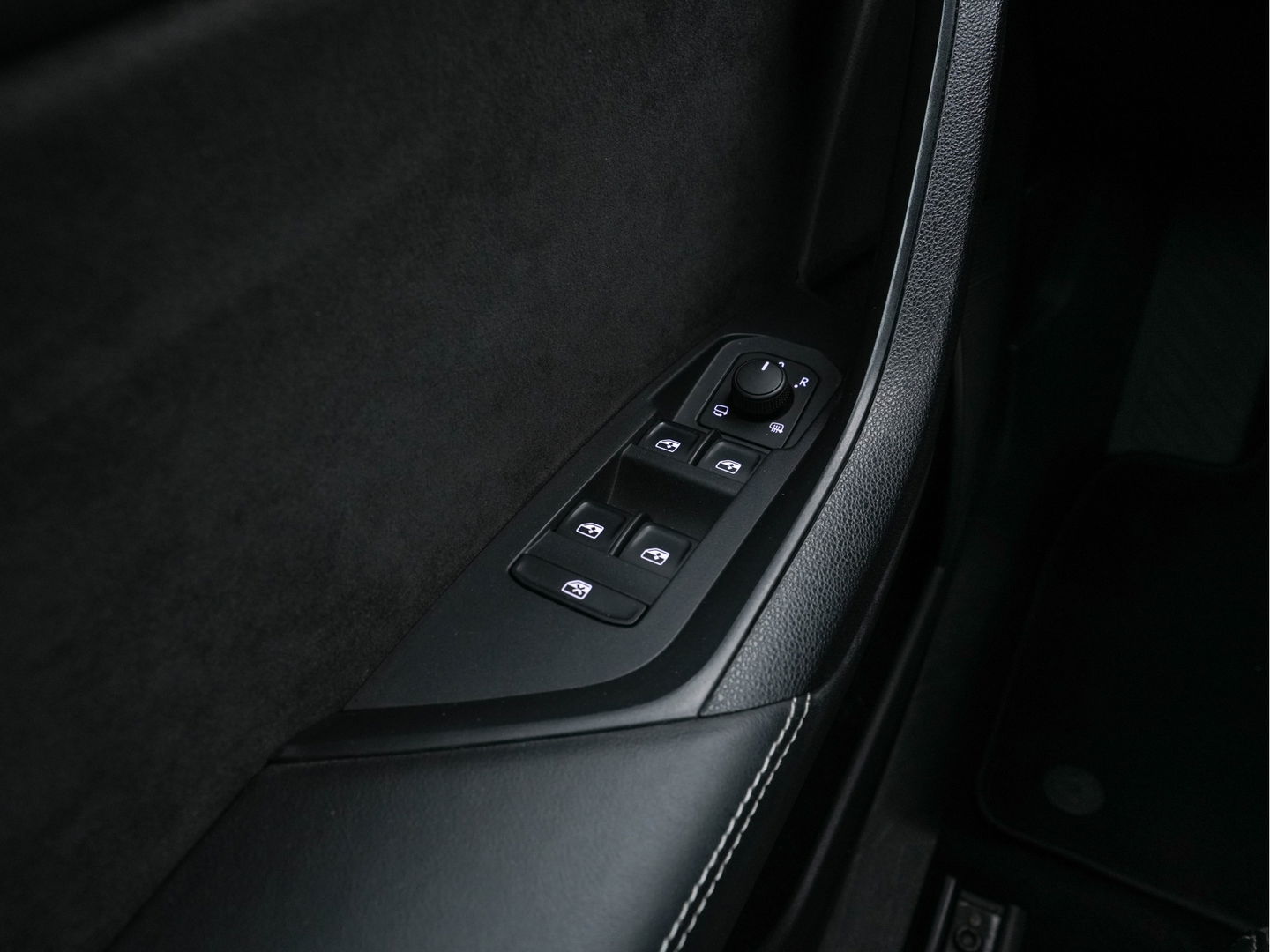 Škoda Kodiaq 1.5TSI Sportline ( 7-Pers.) Aut* LEATHER-MICROFIBRE | MEMORY-PACK | FULL-LED | ADAPTIVE-CRUISE | CAMERA | DAB+ | AMBIENT-LIGHT | KEYLESS | CARPLAY | HEATED-SPORTSEATS | DAB | SHIFT-PADDLES | 20 "ALU*