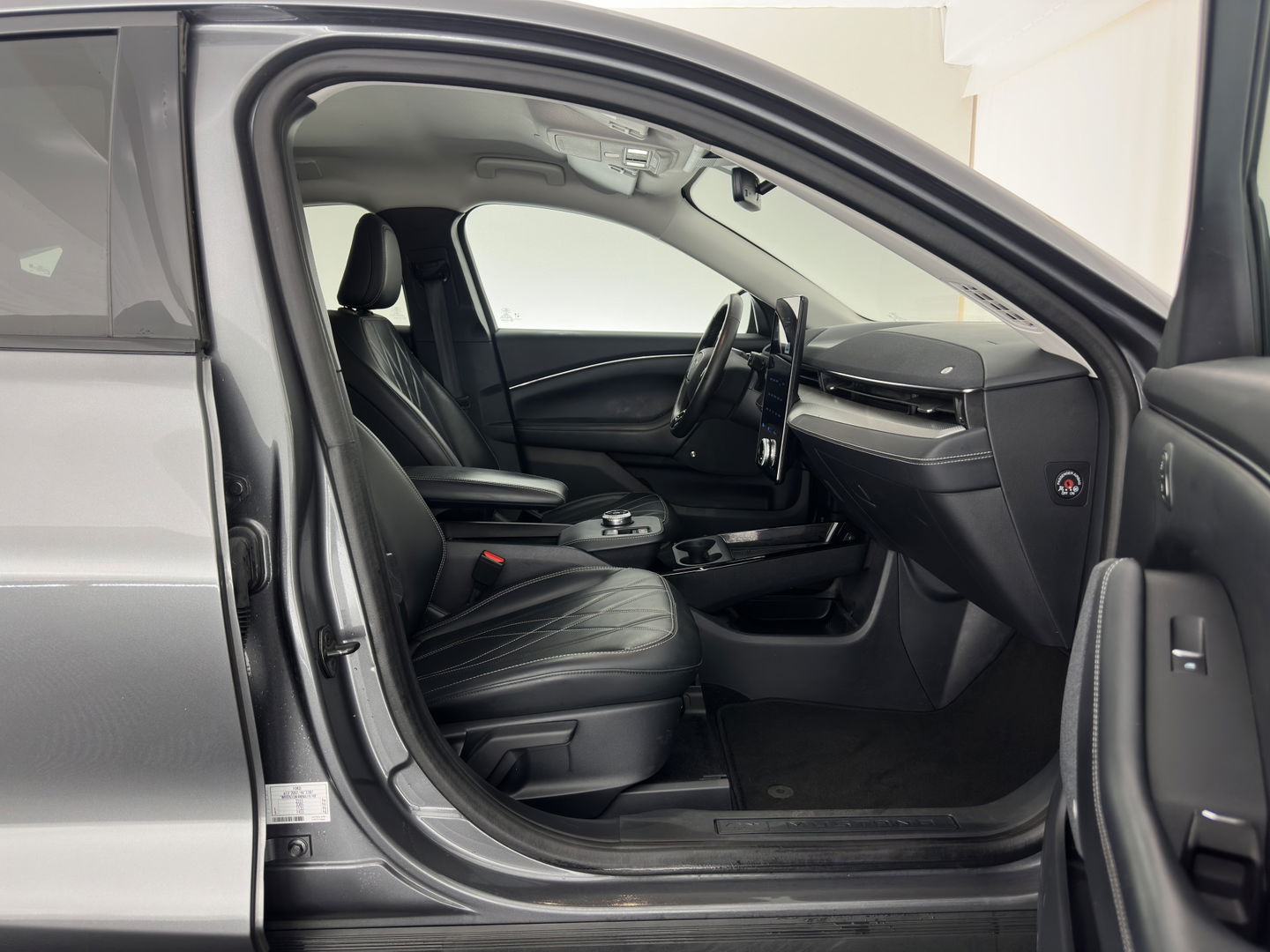 Ford Mustang Mach-E RWD 75 kWh (3-Fase) {SOH-93%} (INCL-BTW) Aut. *LUXURY-LEATHER | FULL-LED | DAB+ | DIGI-COCKPIT | KEYLESS | NAVI-FULLMAP | TOPVIEW | LANE-ASSIST | BLINDSPOT | CARPLAY | HEATED-COMFORTSEATS | PRIVACY-GLASS |TOWBAR | 18"ALU*