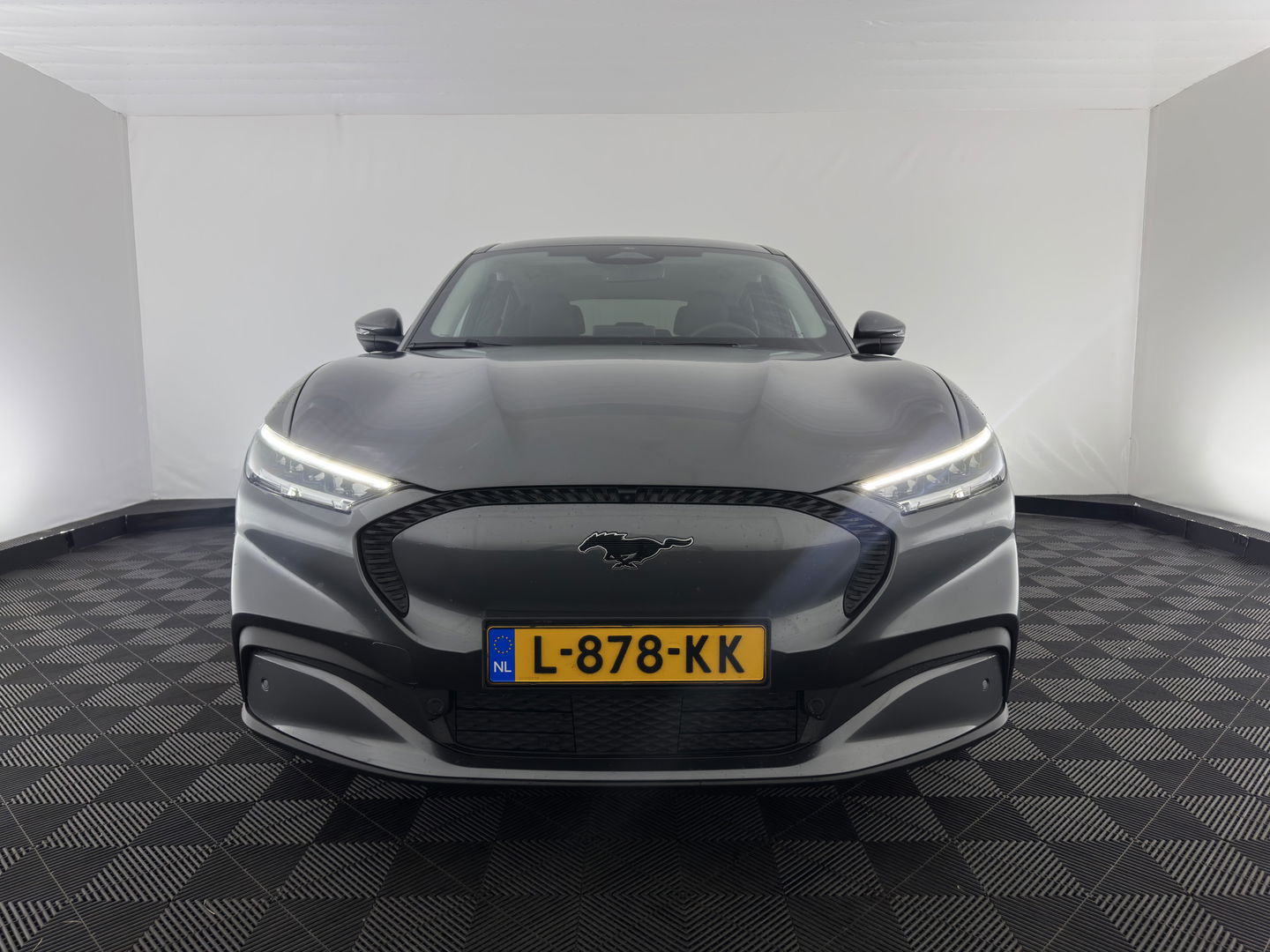 Ford Mustang Mach-E RWD 75 kWh (3-Fase) {SOH-93%} (INCL-BTW) Aut. *LUXURY-LEATHER | FULL-LED | DAB+ | DIGI-COCKPIT | KEYLESS | NAVI-FULLMAP | TOPVIEW | LANE-ASSIST | BLINDSPOT | CARPLAY | HEATED-COMFORTSEATS | PRIVACY-GLASS |TOWBAR | 18"ALU*